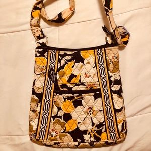 VERA BRADLEY FLOWERED CROSS BODY PURSE🌼🌼🖤🖤